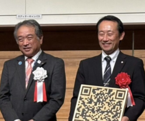 江崎岐阜県知事にロータリークラブを通して『インスタグラム用QRコード盾』をお贈りしました。